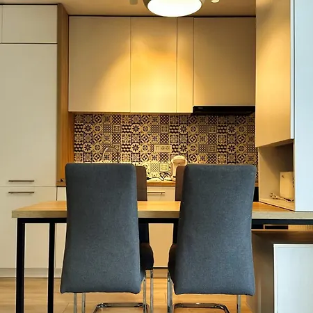 Prime - Powered By Neo - Private Parking Apartment