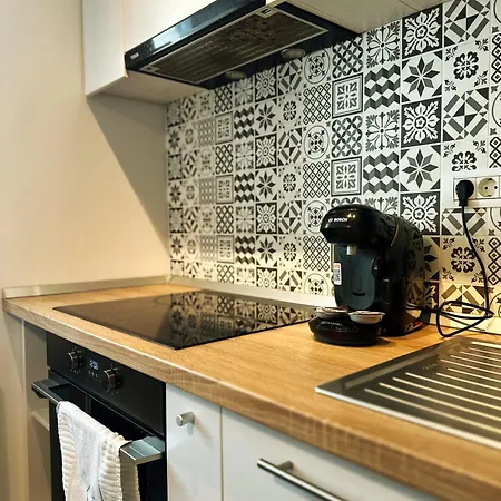 Prime - Powered By Neo - Private Parking Apartment