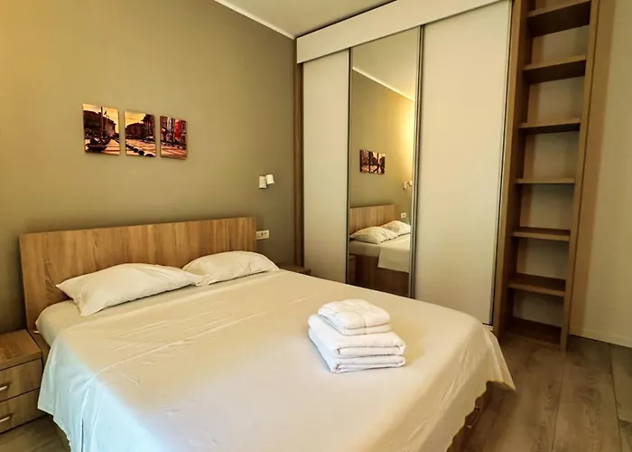 Prime - Powered By Neo - Private Parking Apartment *