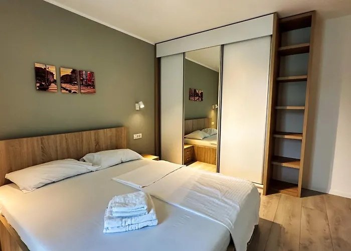 Prime - Powered By Neo - Private Parking Apartment